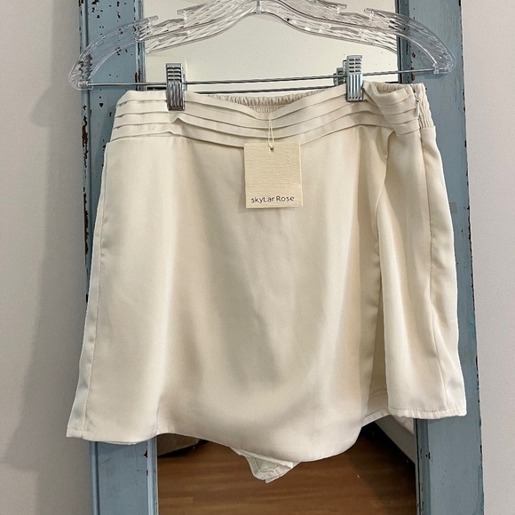 Vici Pants - VICI, Skylar Rose, off white skort, small, NWT